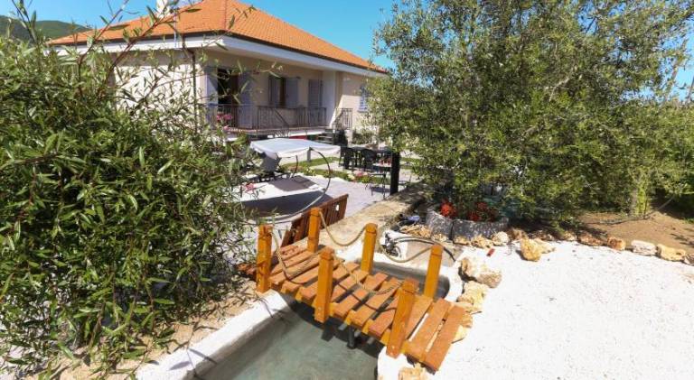 Vacation home with jacuzzi, patio & barbeque — photo 3
