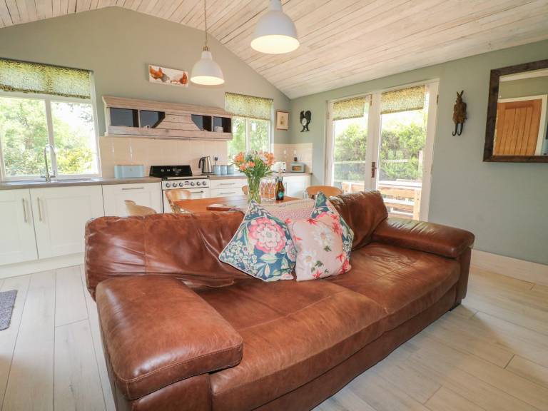 Family-oriented cottage with hot tub, barbeque & yard | Pet-friendly — photo 4