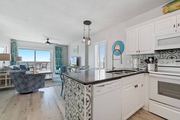 Condo with heated pool, barbeque & sauna | Beach view — photo 4