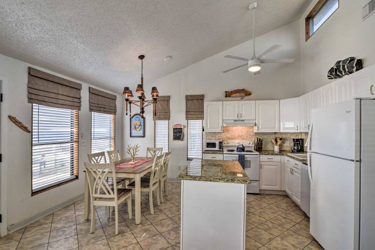 Furnished Deck, Beachfront Fun! Galveston Getaway — photo 2