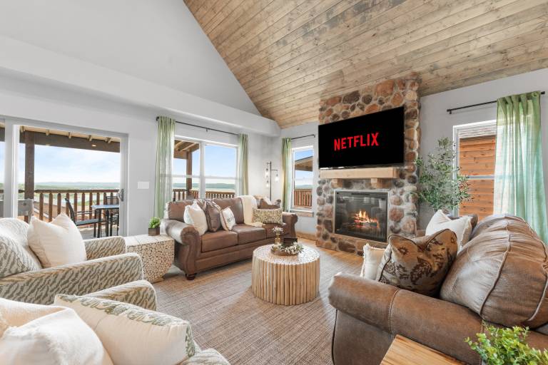Stunning Lakefront Retreat with Pool Access, Hot tub, Gym & Fire pit — photo 4