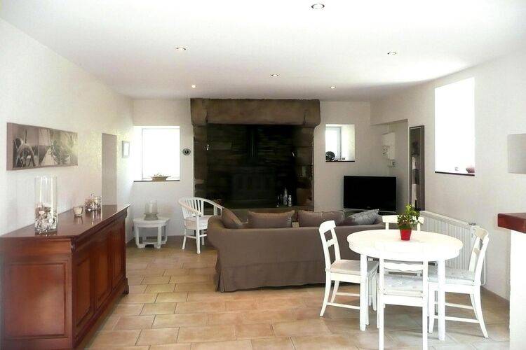 Fully equipped spacious vacation home with patio & yard | Pet-friendly — photo 3