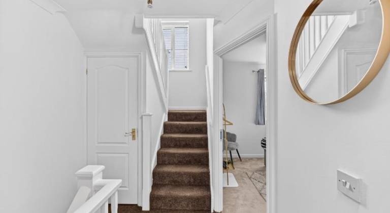 Stylish Townhouse with Driveway Parking, Pool Table, Super-Fast Wifi and Smart TVs by Yoko Property — photo 2