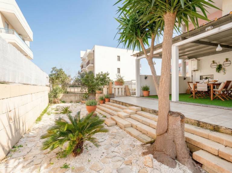 Holiday apartment with yard & patio — photo 5