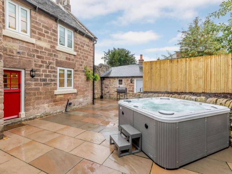 Cottage with jacuzzi & garden — photo 2