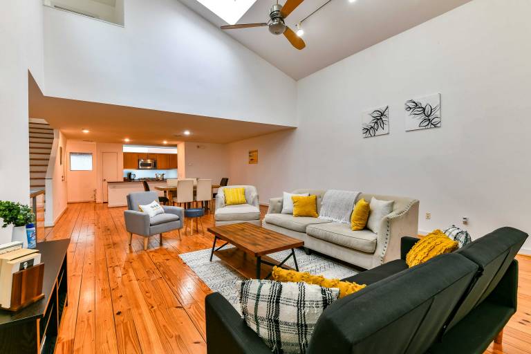 Modern Houston Townhome 5 Miles to Downtown