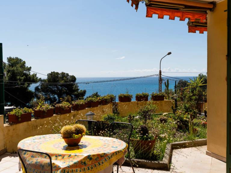 Apartment with patio & yard | Sea view — photo 5