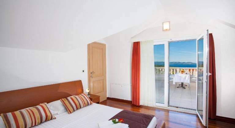 Big holiday apartment with BBQ, private pool & patio | Dogs allowed — photo 2