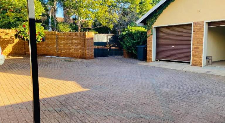 C and c guest house pretoria north — photo 3