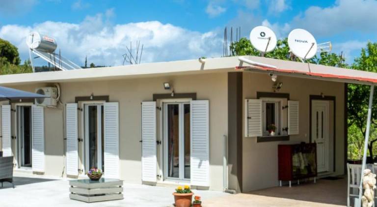 Vacation home with terrace & yard — photo 4