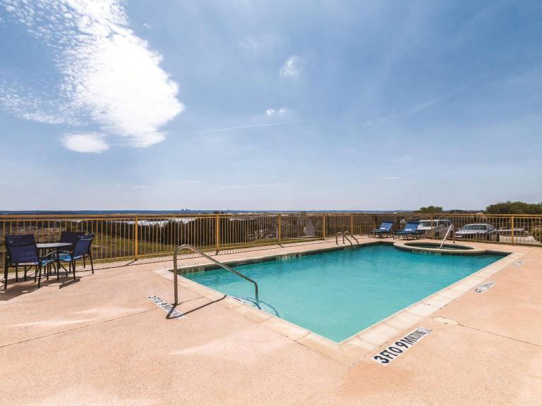 La Quinta Inn & Suites by Wyndham Fort Worth - Lake Worth — photo 4