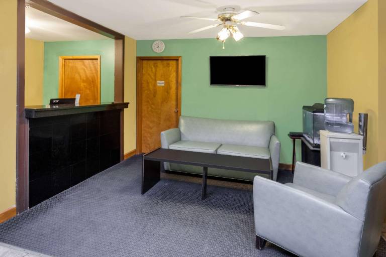 Super 8 by Wyndham Stevensville/St. Joseph — photo 3