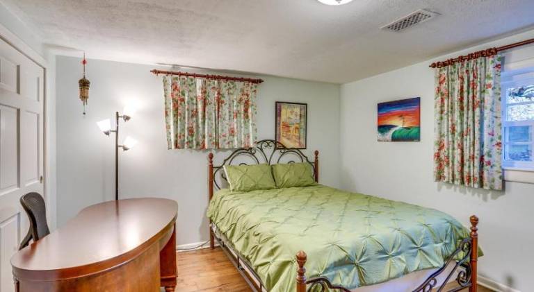 Apartment with hot tub | Pets allowed in Fairfax, VA