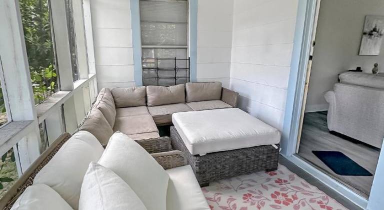 House with hot tub — photo 2