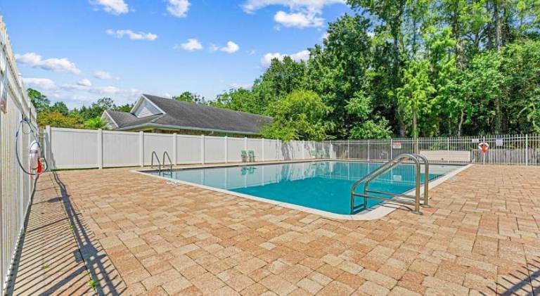 Apartment with pool — photo 3
