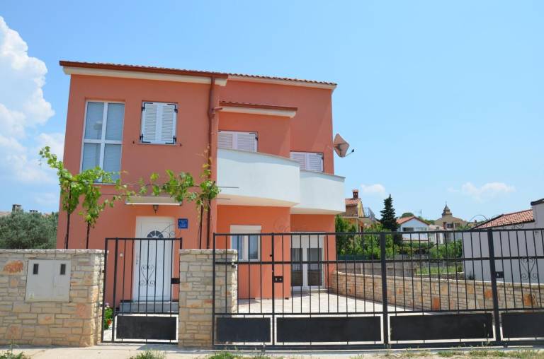 Casa Peroj