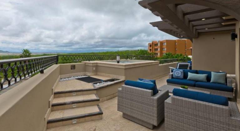House with hot tub — photo 3