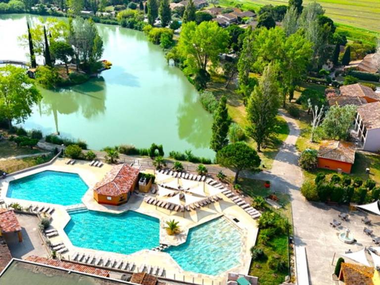 Apartment with heated pool & terrace in Arles