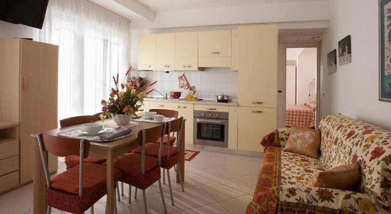 Serviced apartment with patio — photo 3