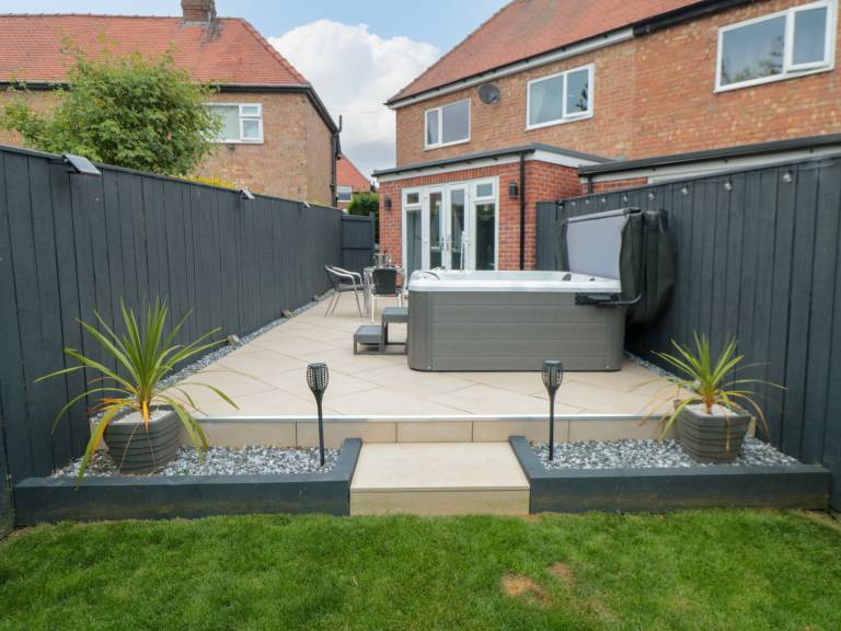 Cottage with jacuzzi & garden | Beach view — photo 2