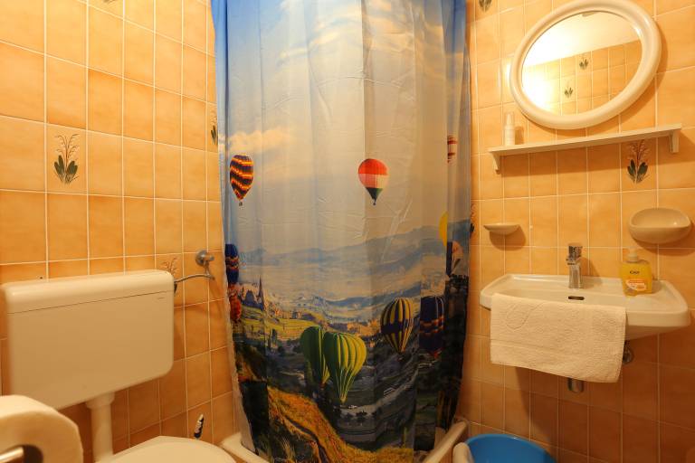 Pleasant dedicated room with BBQ & yard | Beach nearby | Dogs allowed — photo 4