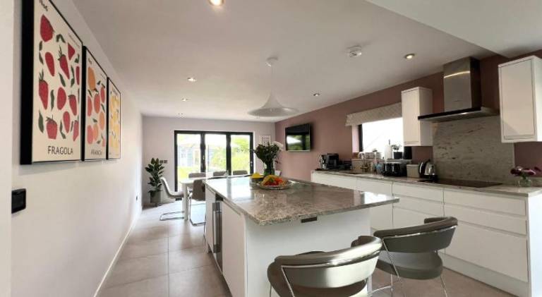 Luxury Family Home in Central Windsor with Garden — photo 2