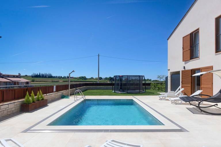 Fully equipped lovely studio with BBQ, patio & yard | Pet-friendly — photo 3