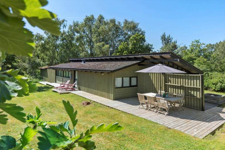 House with terrace & BBQ in Grenaa