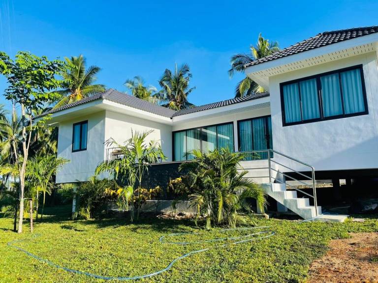 Villa with terrace, yard & pool in Ko Pha-ngan