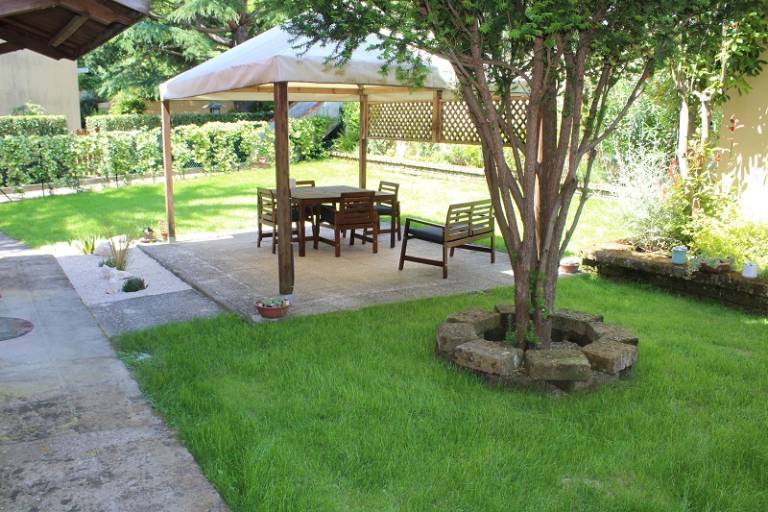 Apartment with yard — photo 2