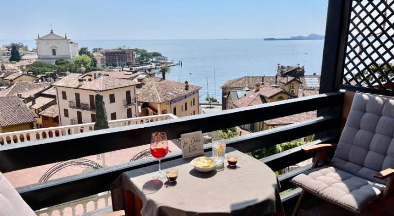 Rental apartment with pool in Gardone Riviera