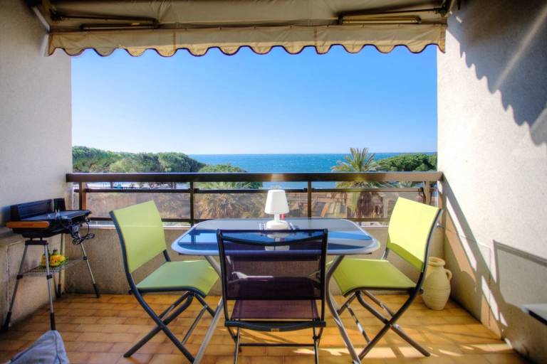 Studio with seafront terrace — photo 4