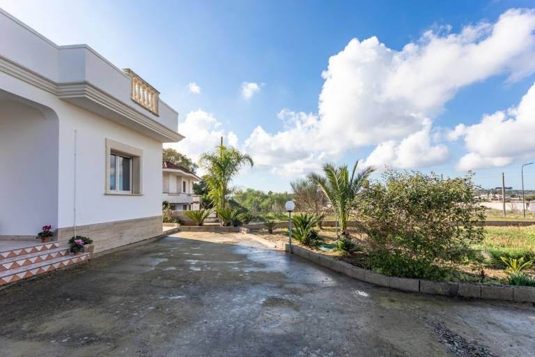 Villa with barbecue & garden | Garden view — photo 4