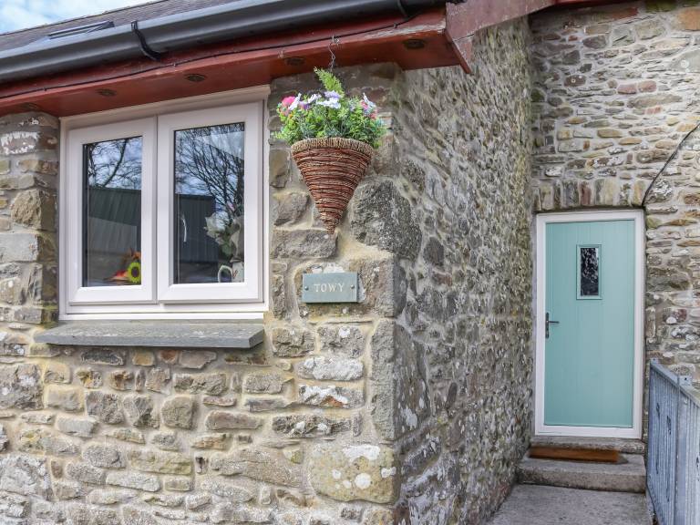 Child-friendly cottage with hot tub & yard | River view | Pet-friendly in Carmarthen