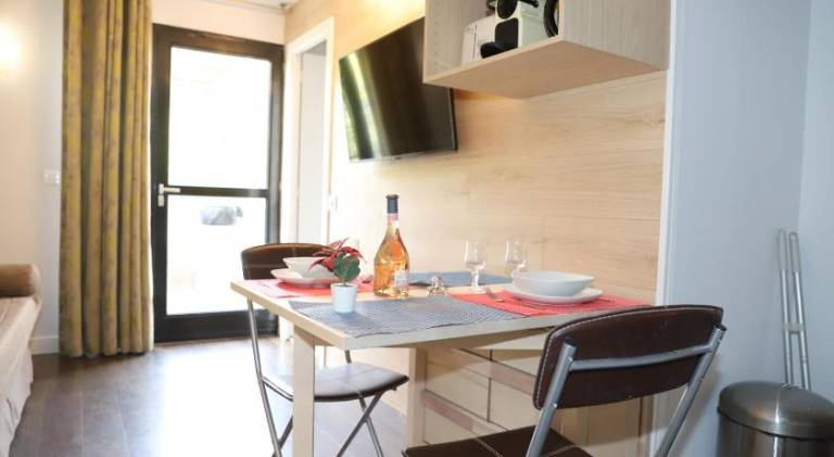 Holiday apartment with terrace & pool — photo 3
