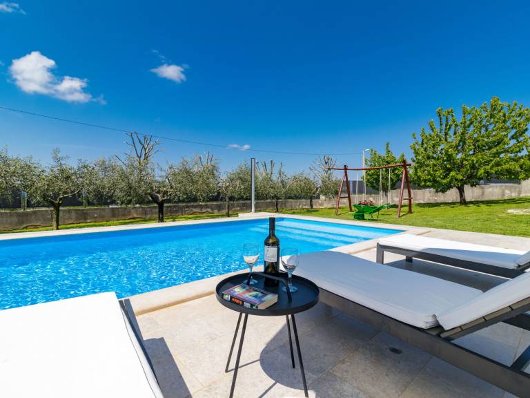 House with private pool, patio & barbecue — photo 4