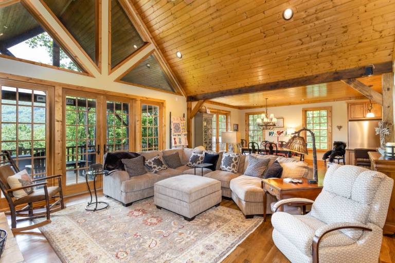 Family-oriented spacious cabin with BBQ & jacuzzi | Mountain view | Pets allowed — photo 2