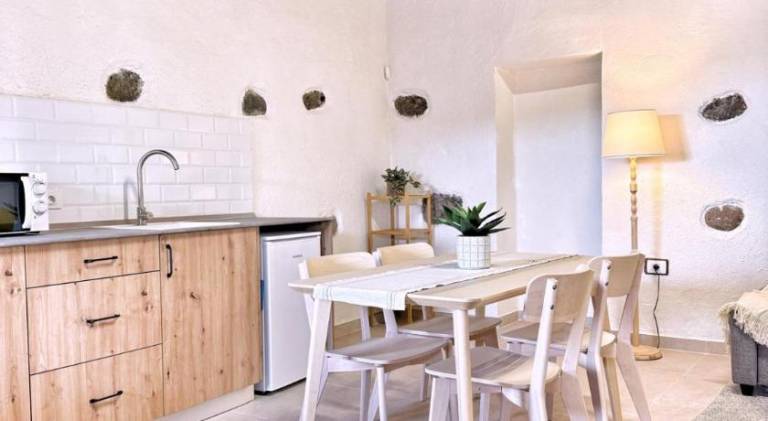 Lovely rental apartment with patio, BBQ & yard | Pet-friendly — photo 3