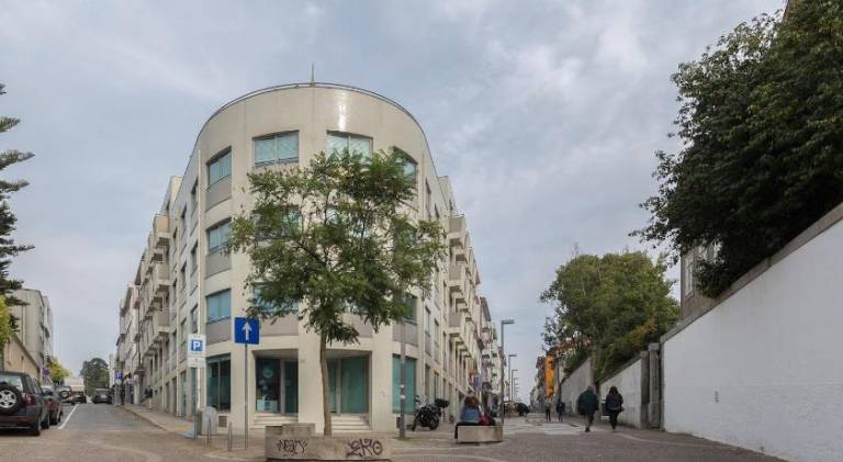 Host Wise - Deluxe Modern Flat w Balcony — photo 3