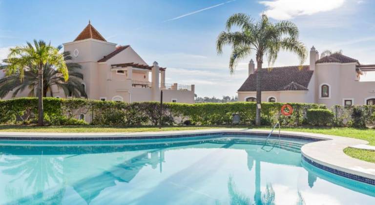 House with pool — photo 4