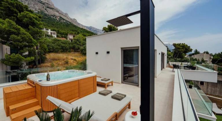 Villa with hot tub & pool | Beach nearby | Pet-friendly — photo 4