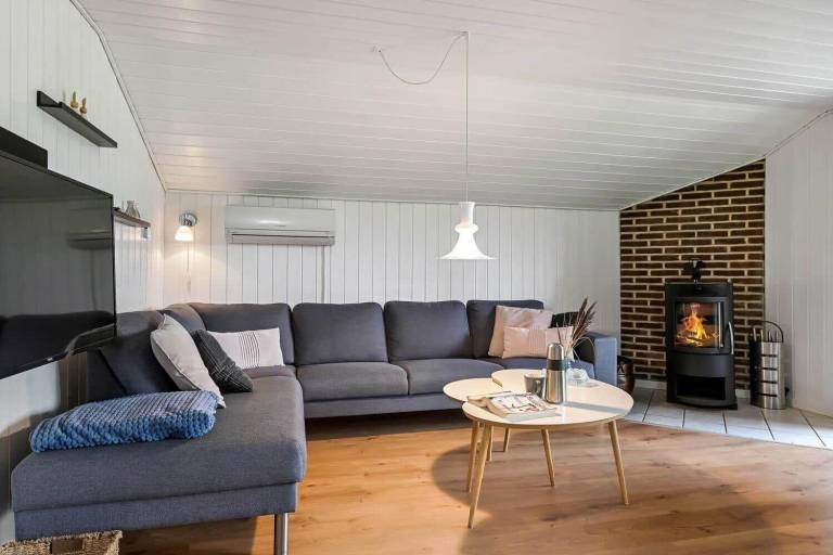 House with barbecue & patio — photo 2