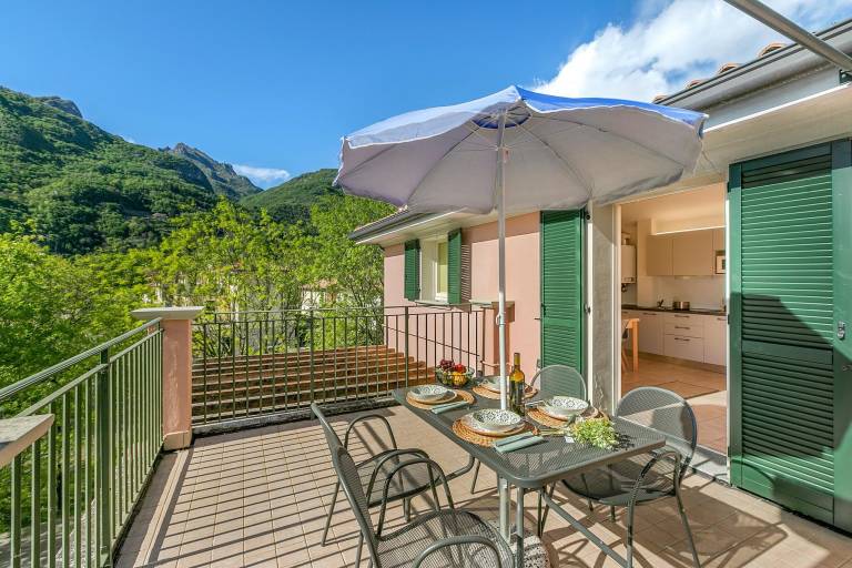 Rental apartment with patio in Porlezza
