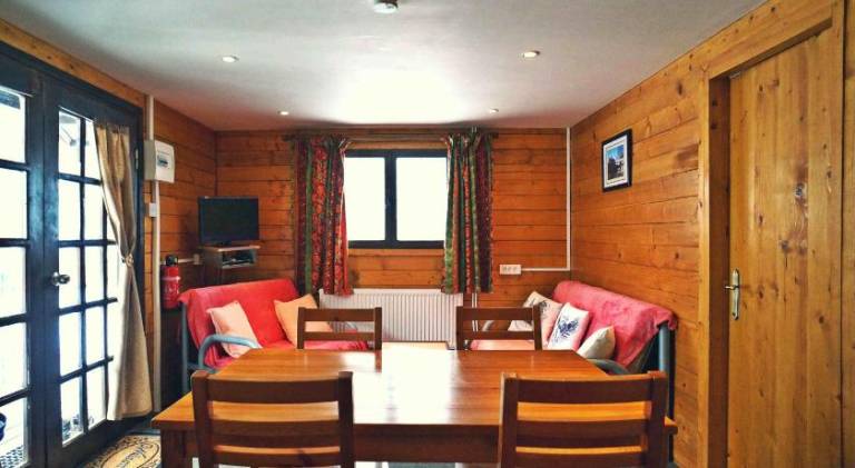 Nice lodge with garden, BBQ & pool | Pet-friendly — photo 2