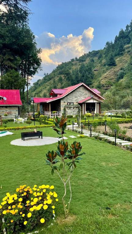 River Side Cottage With Private Lawn in Kullu