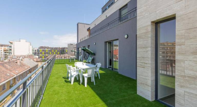 Serviced apartment with yard & patio | Perfect for remote work — photo 3