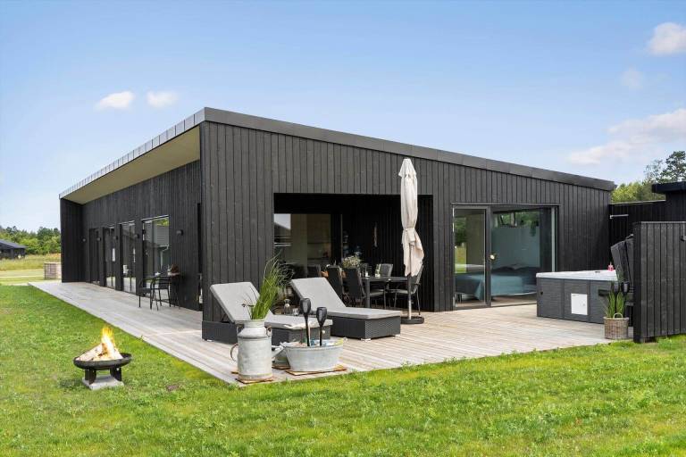Vacation home with terrace, jacuzzi & grill in Grenaa