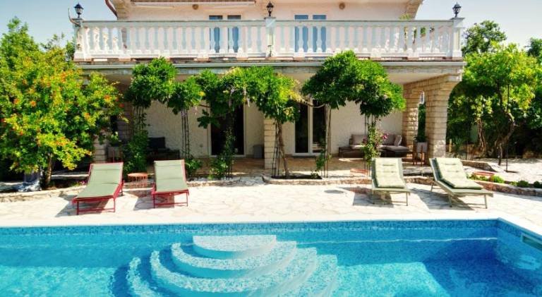 Charming rental apartment with garden, patio & pool | Pet-friendly in Omisalj