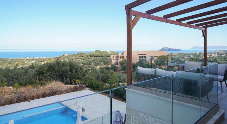 Villa with yard, private pool & patio — photo 2