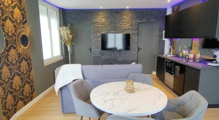 Apartment with jacuzzi — photo 3
